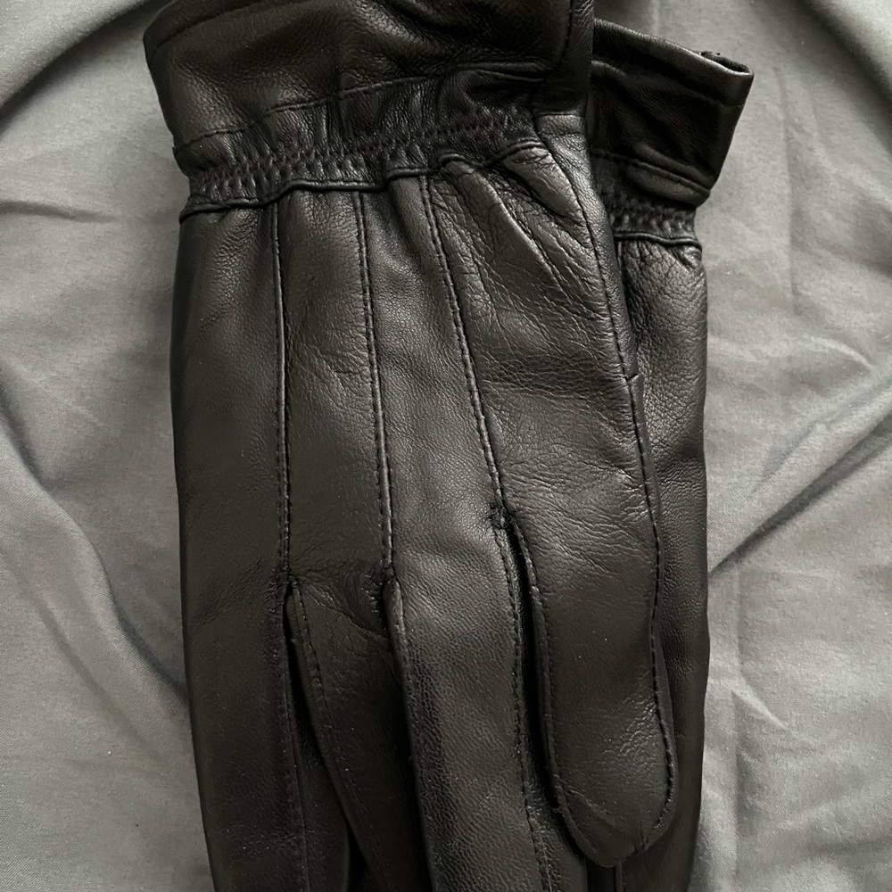 Moda genuine black leather gloves in size large.  NWT.